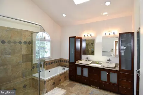 Bath - 11061 Tottenham Ln, Reston, VA 20194 photo 1 of 10