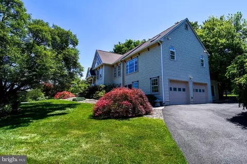 Exterior - 11061 Tottenham Ln, Reston, VA 20194 photo 8 of 16
