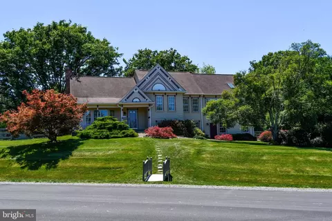 Exterior - 11061 Tottenham Ln, Reston, VA 20194 photo 2 of 16
