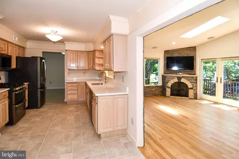 Kitchen - 11061 Tottenham Ln, Reston, VA 20194 photo 5 of 7