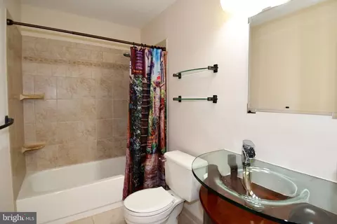 Bath - 11061 Tottenham Ln, Reston, VA 20194 photo 7 of 10