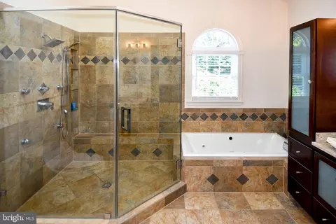 Bath - 11061 Tottenham Ln, Reston, VA 20194 photo 2 of 10