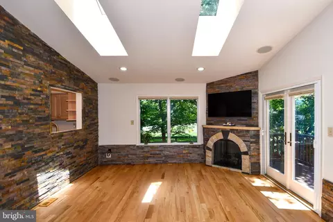 Living - 11061 Tottenham Ln, Reston, VA 20194 photo 9 of 22