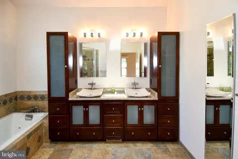 Bath - 11061 Tottenham Ln, Reston, VA 20194 photo 6 of 10