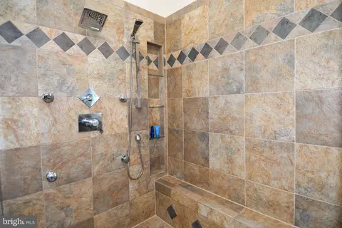 Bath - 11061 Tottenham Ln, Reston, VA 20194 photo 3 of 10