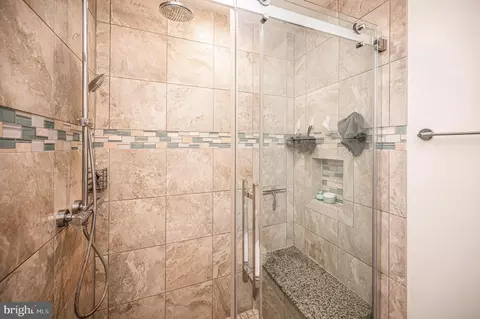 Bath - 2215 Glencourse Ln, Reston, VA 20191 photo 3 of 6