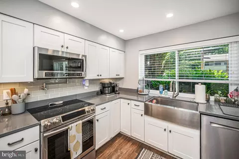 Kitchen - 2215 Glencourse Ln, Reston, VA 20191 photo 4 of 5