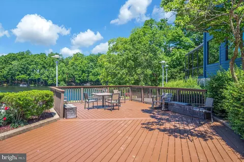 Exterior - 2215 Glencourse Ln, Reston, VA 20191 photo 12 of 17