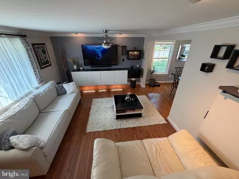 Living - 2961 Ashdown Frst, Herndon, VA 20171 photo 2 of 4