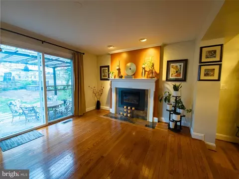 Living - 2961 Ashdown Frst, Herndon, VA 20171 photo 4 of 4