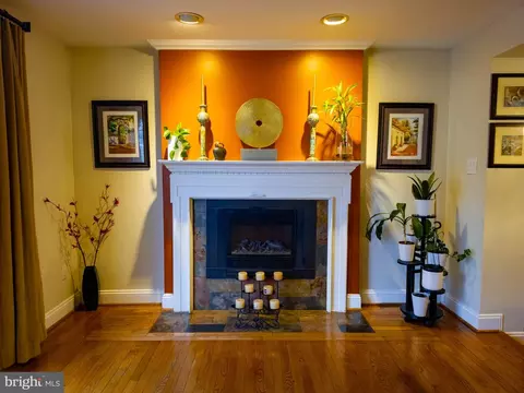 Living - 2961 Ashdown Frst, Herndon, VA 20171 photo 3 of 4