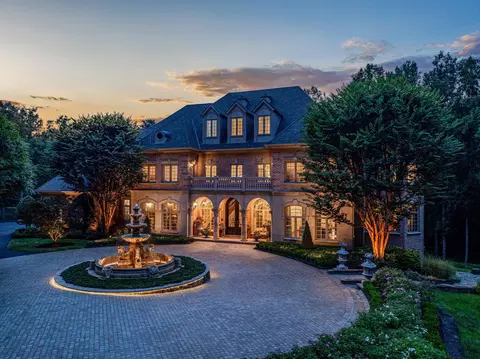 9120 Mine Run Dr, Great Falls, VA 22066