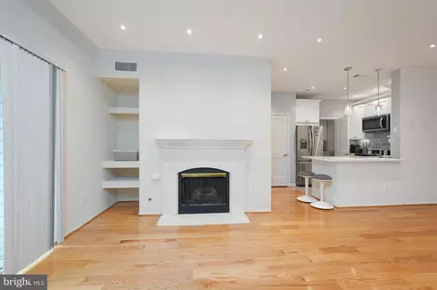 Living - 1580 Spring Gate Dr #4310, Mclean, VA 22102 photo 4 of 4