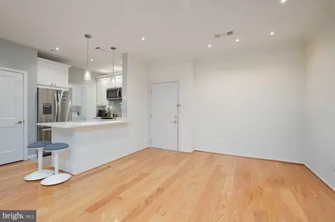 Living - 1580 Spring Gate Dr #4310, Mclean, VA 22102 photo 2 of 4