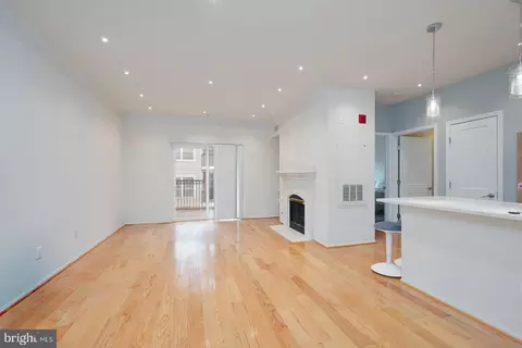 Living - 1580 Spring Gate Dr #4310, Mclean, VA 22102 photo 1 of 4