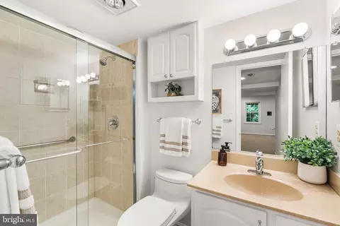 Bath - 7913 Pebble Brook Ct, Springfield, VA 22153 photo 3 of 3