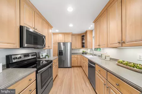Kitchen - 7913 Pebble Brook Ct, Springfield, VA 22153 photo 4 of 6