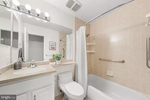 Bath - 7913 Pebble Brook Ct, Springfield, VA 22153 photo 2 of 3