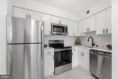 5800 Royal Ridge Dr, Springfield, VA 22152