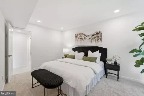Bedroom - 5800 Royal Ridge Dr, Springfield, VA 22152 photo 2 of 5