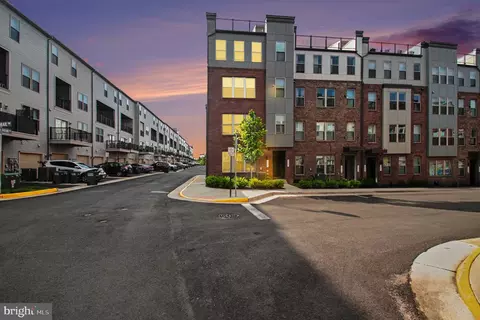 2430 Silver Line Aly, Herndon, VA 20171