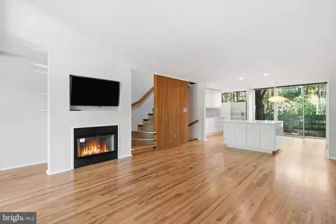 11510 Maple Ridge Rd, Reston, VA 20190