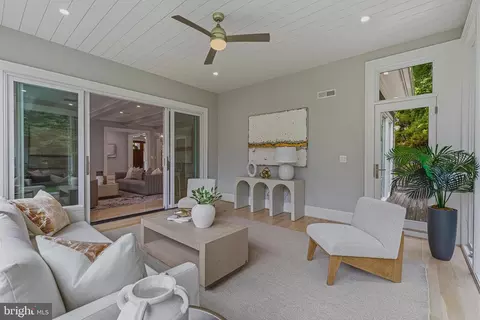 Exterior - 7820 Calpurnia Ct, Mclean, VA 22102 photo 6 of 8