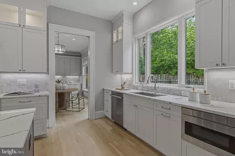 Kitchen - 7820 Calpurnia Ct, Mclean, VA 22102 photo 9 of 10