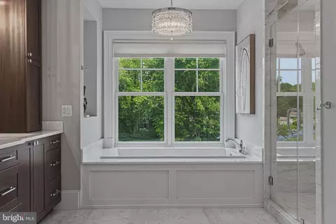 Bath - 7820 Calpurnia Ct, Mclean, VA 22102 photo 3 of 10