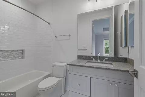 Bath - 7820 Calpurnia Ct, Mclean, VA 22102 photo 6 of 10
