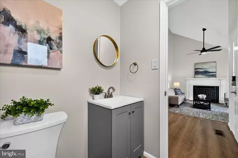 Entry Way - 11057 Bishopsgate Ct, Reston, VA 20194 photo 5 of 8
