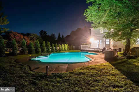 Exterior - 11057 Bishopsgate Ct, Reston, VA 20194 photo 13 of 25