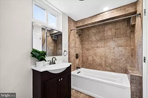 Bath - 11057 Bishopsgate Ct, Reston, VA 20194 photo 4 of 4
