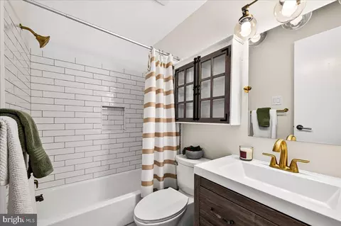 Bath - 11057 Bishopsgate Ct, Reston, VA 20194 photo 1 of 4