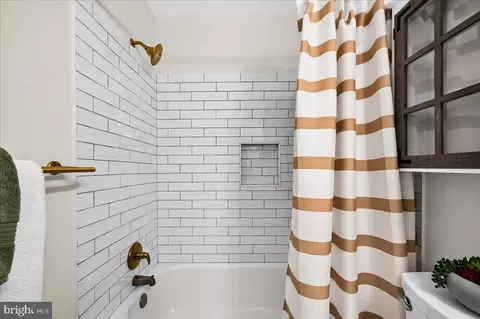 Bath - 11057 Bishopsgate Ct, Reston, VA 20194 photo 2 of 4