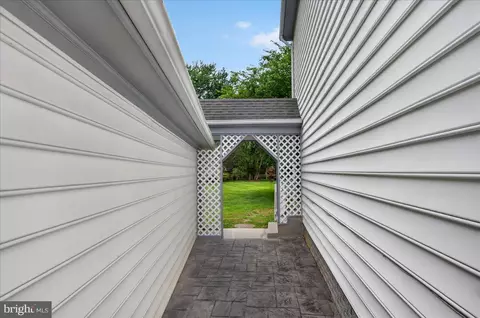 Entry Way - 11057 Bishopsgate Ct, Reston, VA 20194 photo 2 of 8
