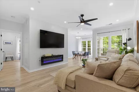 4127 Fountainside Ln #201, Fairfax, VA 22030