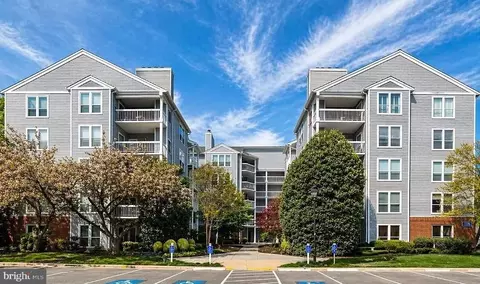 3176 Summit Dr #4-D7, Oakton, VA 22124