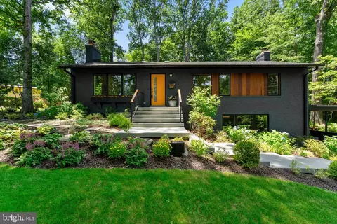 6340 Waterway Dr, Falls Church, VA 22044