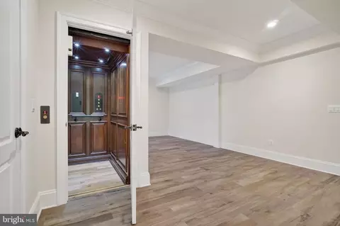 Entry Way - 7112 Georgetown Pike, Mclean, VA 22101 photo 7 of 7