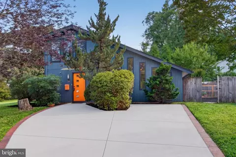 7901 Sycamore Dr, Falls Church, VA 22042
