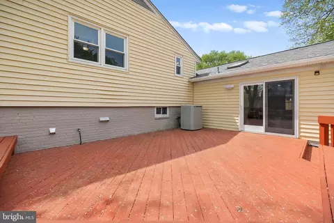 Exterior - 7402 Dunston St, Springfield, VA 22151 photo 5 of 7