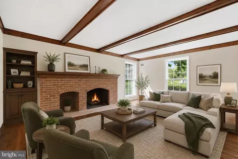Living - 7619 Huntmaster Ln, Mclean, VA 22102 photo 5 of 8
