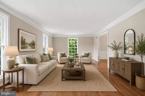 Living - 7619 Huntmaster Ln, Mclean, VA 22102 photo 2 of 8