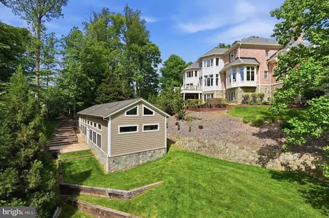 Exterior - 7818 Crownhurst Ct, Mclean, VA 22102 photo 8 of 10