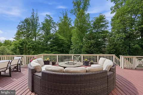 Exterior - 7818 Crownhurst Ct, Mclean, VA 22102 photo 4 of 10