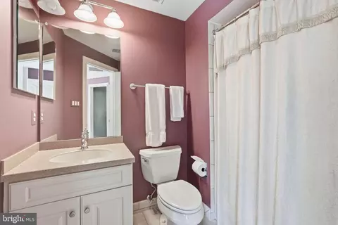 Bath - 7818 Crownhurst Ct, Mclean, VA 22102 photo 4 of 6