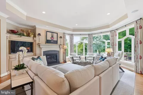 Living - 7818 Crownhurst Ct, Mclean, VA 22102 photo 2 of 4