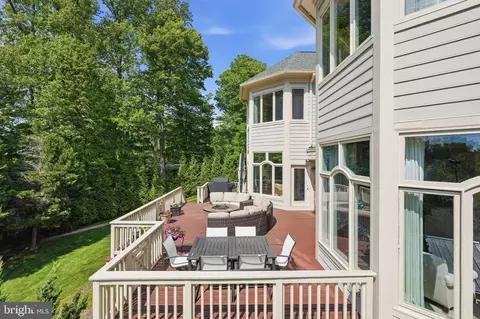 Exterior - 7818 Crownhurst Ct, Mclean, VA 22102 photo 6 of 10