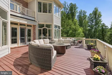 Exterior - 7818 Crownhurst Ct, Mclean, VA 22102 photo 5 of 10